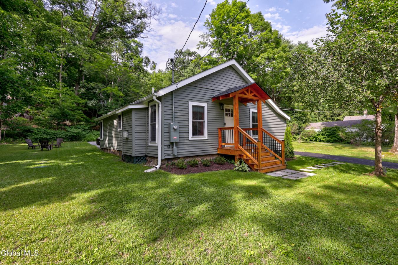 Completely reimagined, this exceptional cottage offers the perfect ble – image 1