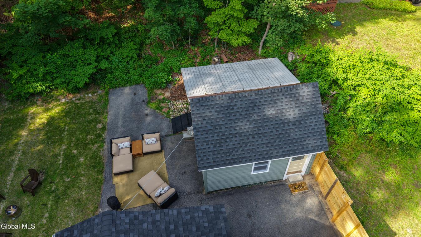 Completely reimagined, this exceptional cottage offers the perfect ble – image 9