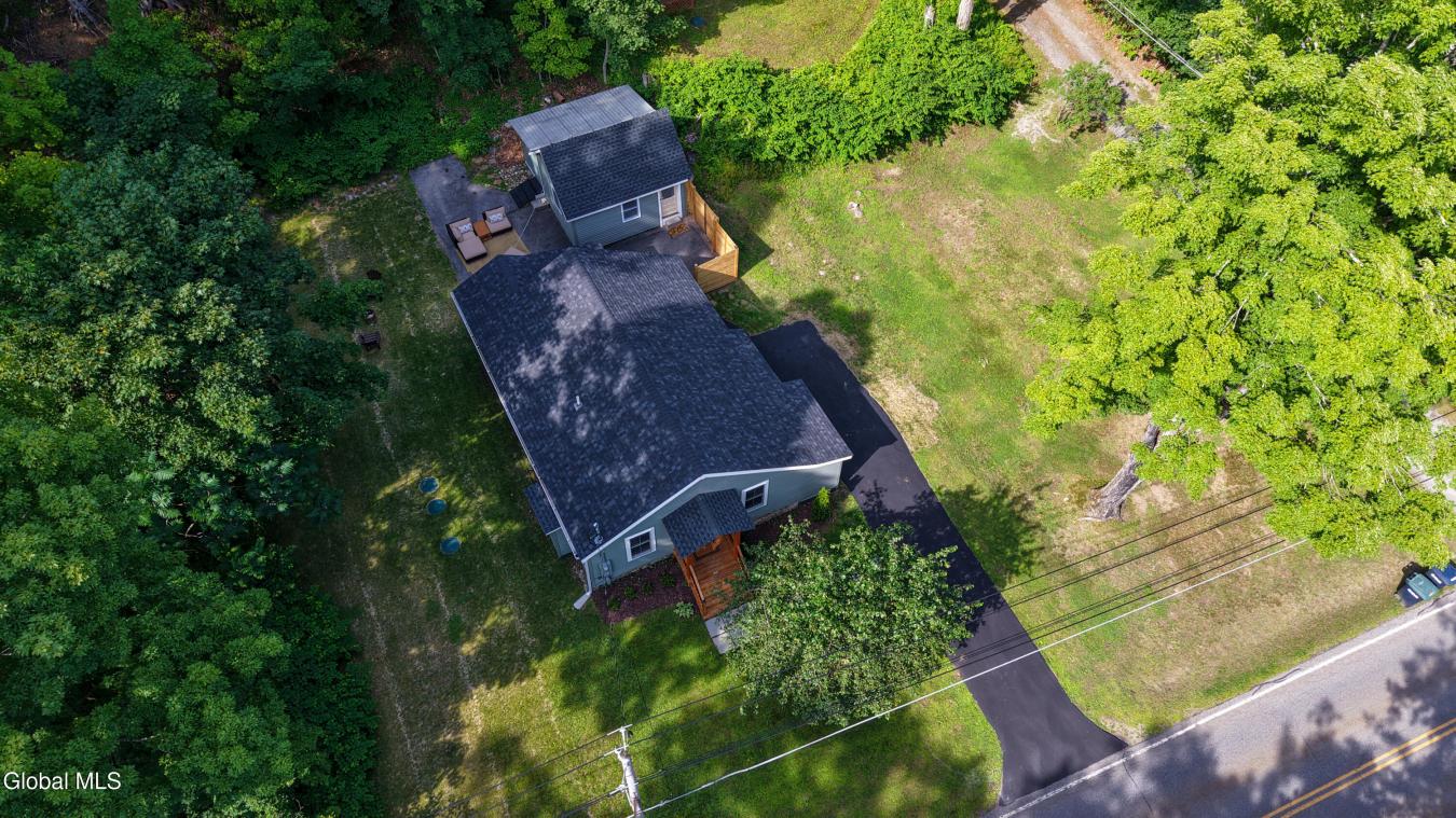 Completely reimagined, this exceptional cottage offers the perfect ble – image 10