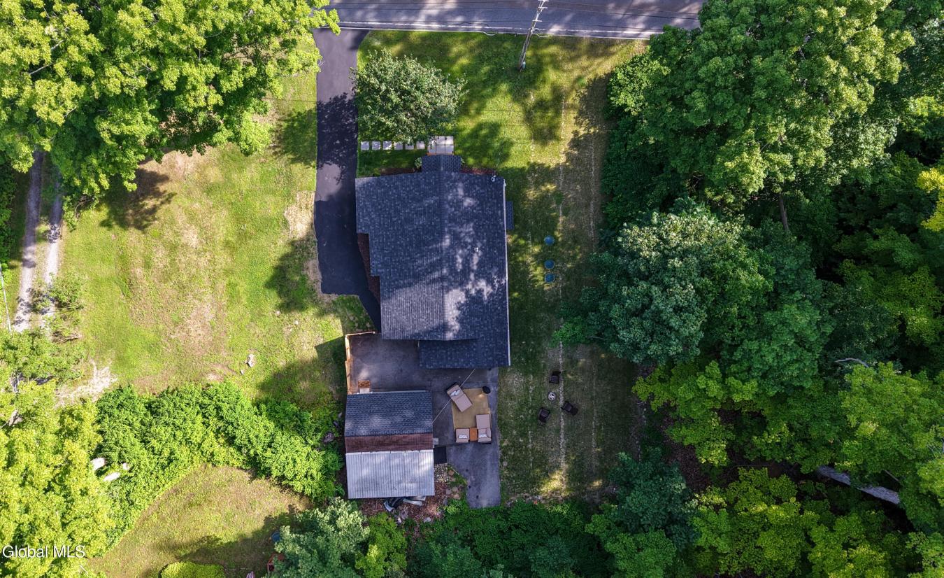 Completely reimagined, this exceptional cottage offers the perfect ble – image 11