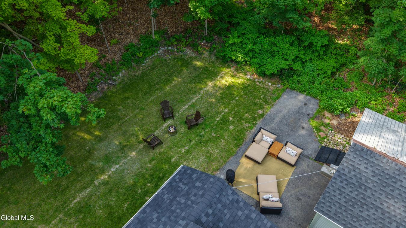 Completely reimagined, this exceptional cottage offers the perfect ble – image 12