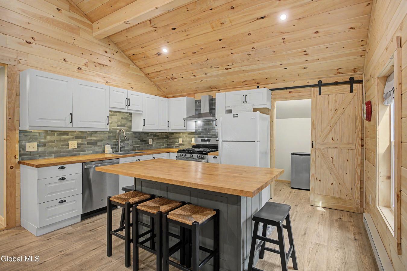 Completely reimagined, this exceptional cottage offers the perfect ble – image 15