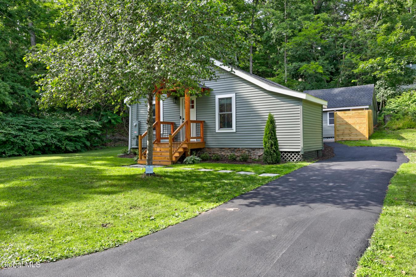 Completely reimagined, this exceptional cottage offers the perfect ble – image 2