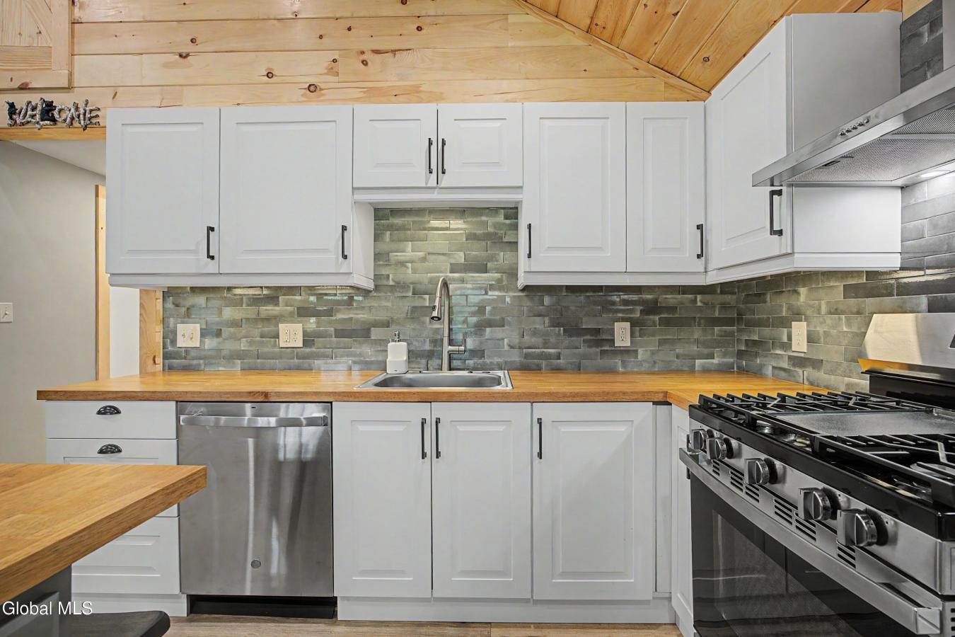 Completely reimagined, this exceptional cottage offers the perfect ble – image 19