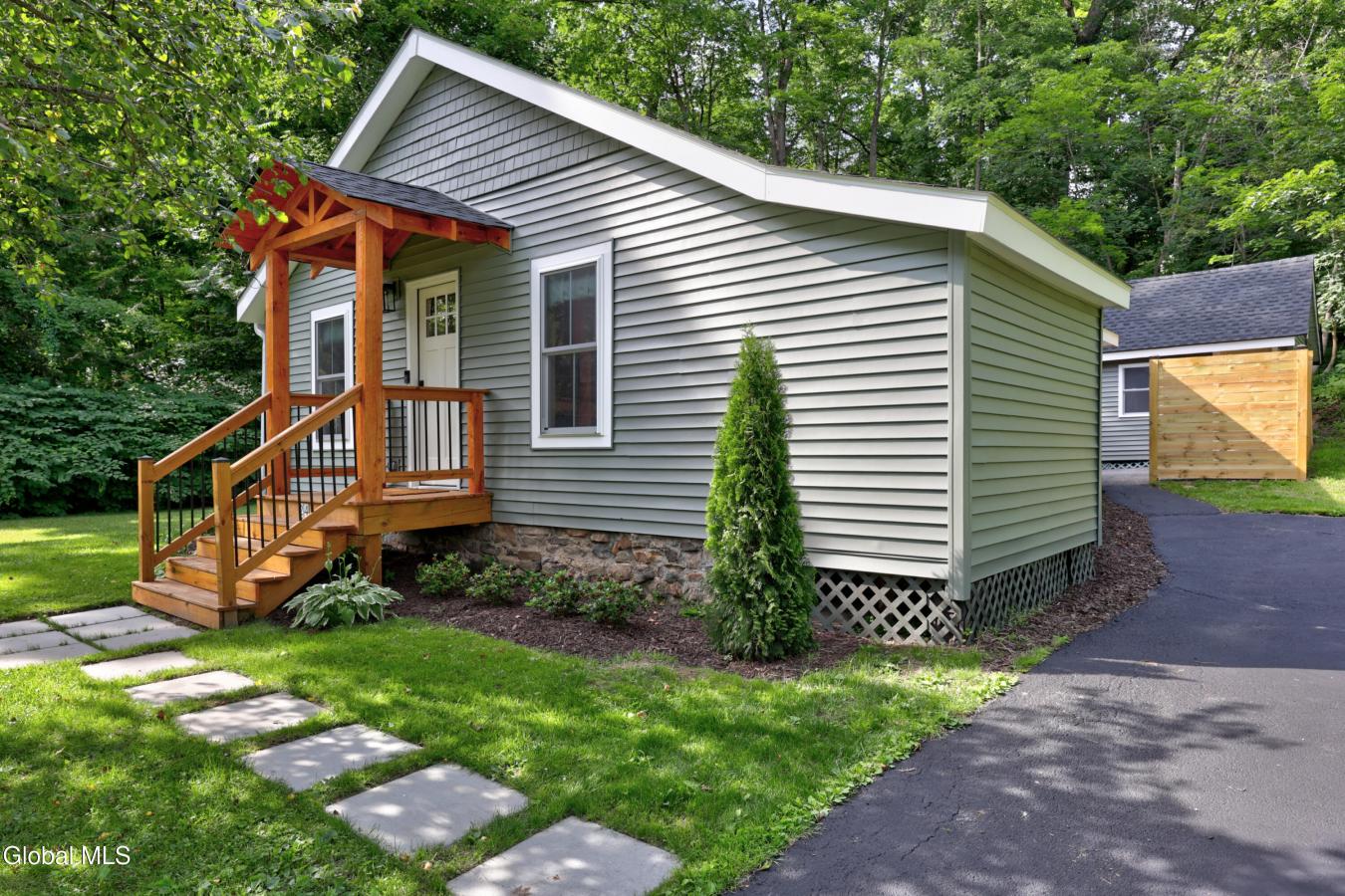Completely reimagined, this exceptional cottage offers the perfect ble – image 3