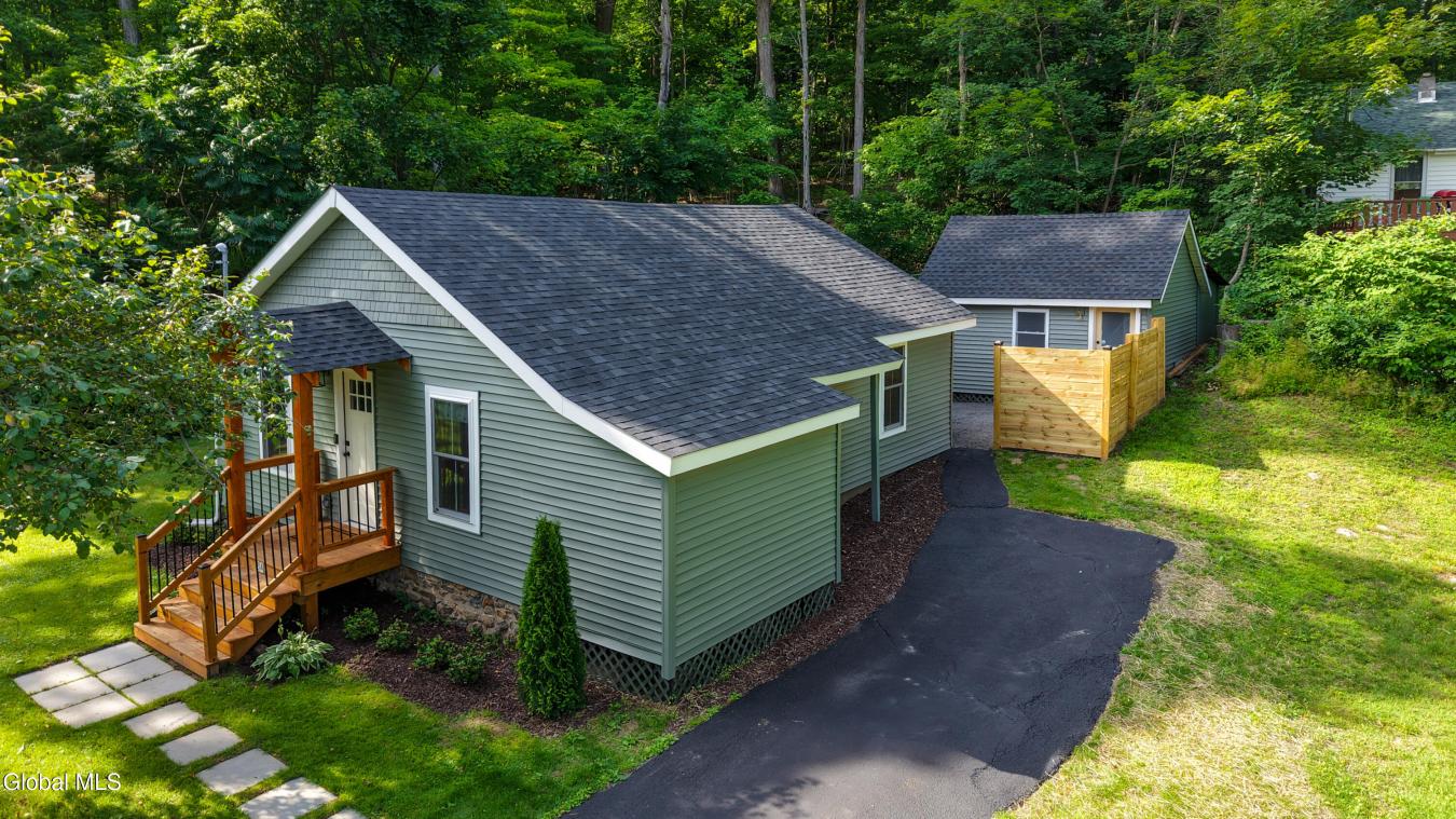 Completely reimagined, this exceptional cottage offers the perfect ble – image 4