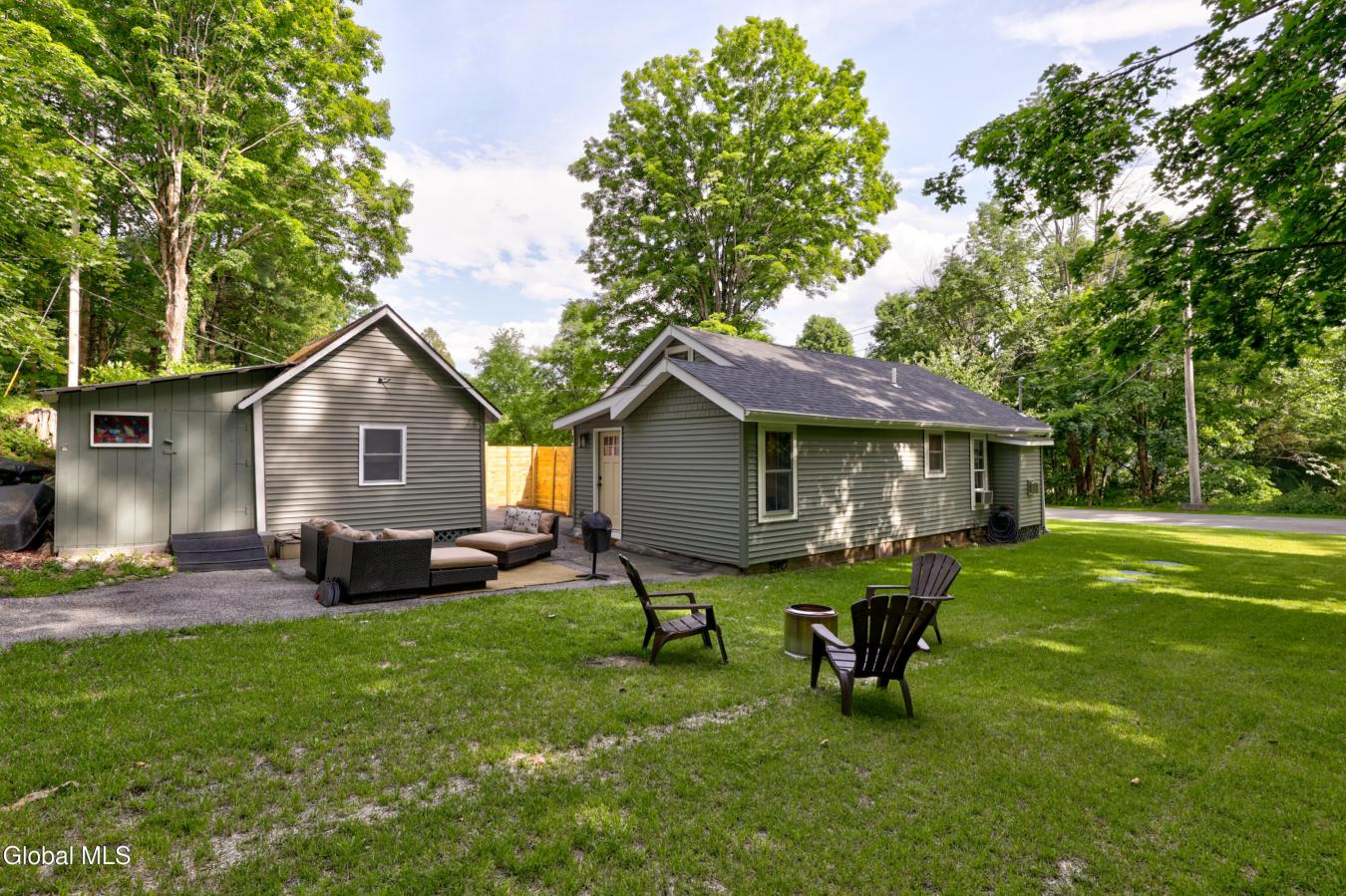 Completely reimagined, this exceptional cottage offers the perfect ble – image 5