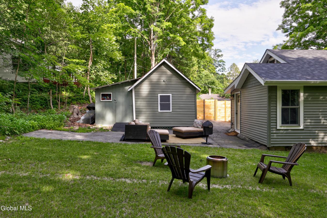 Completely reimagined, this exceptional cottage offers the perfect ble – image 6
