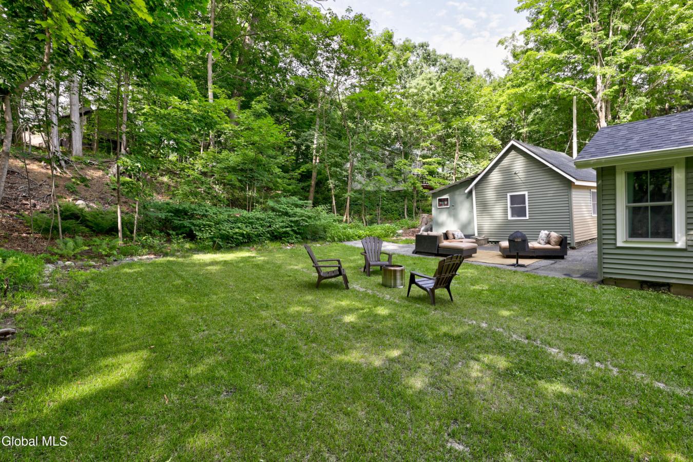 Completely reimagined, this exceptional cottage offers the perfect ble – image 7