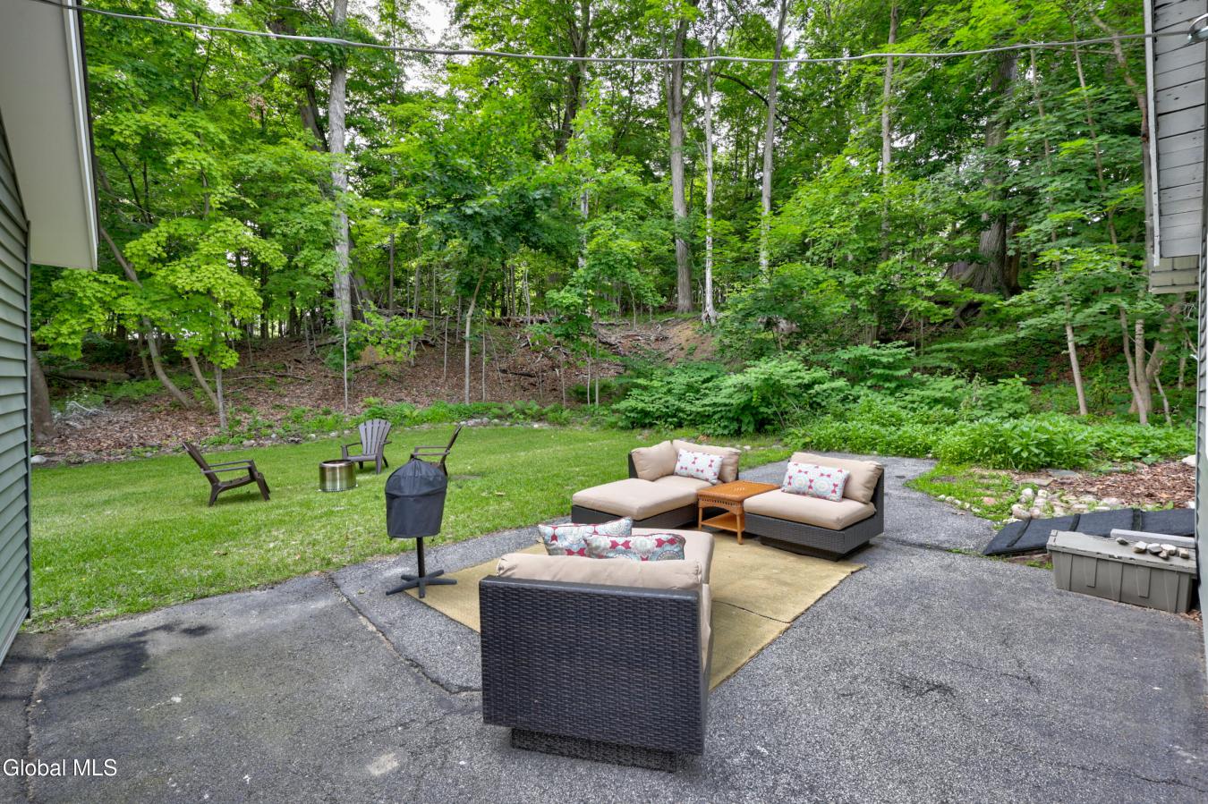 Completely reimagined, this exceptional cottage offers the perfect ble – image 8