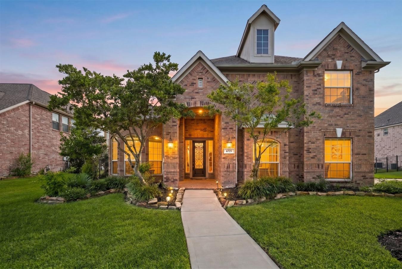 Nestled in the highly sought-after Auburn Lakes Retreat, this stunning – image 1