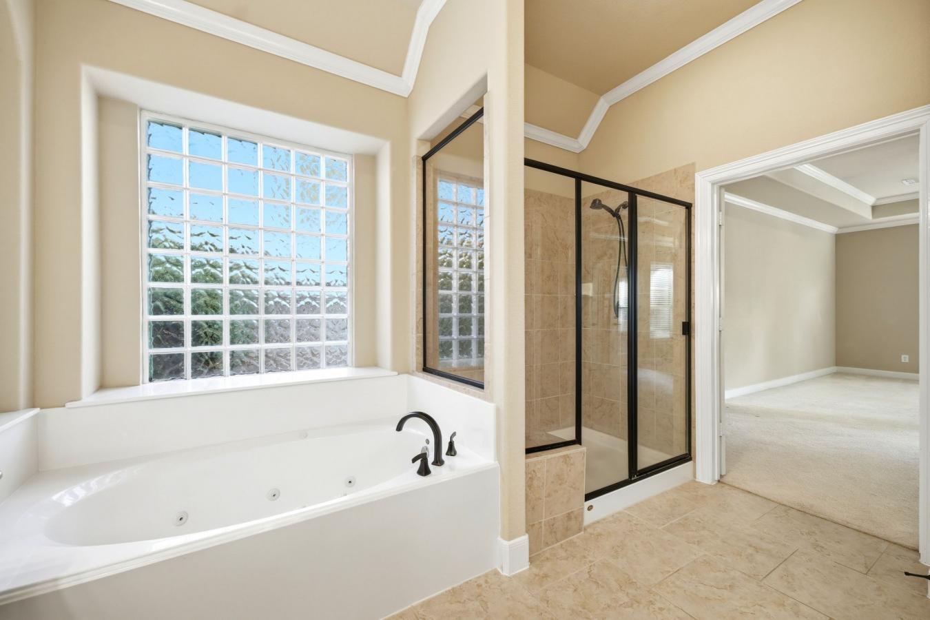Nestled in the highly sought-after Auburn Lakes Retreat, this stunning – image 14