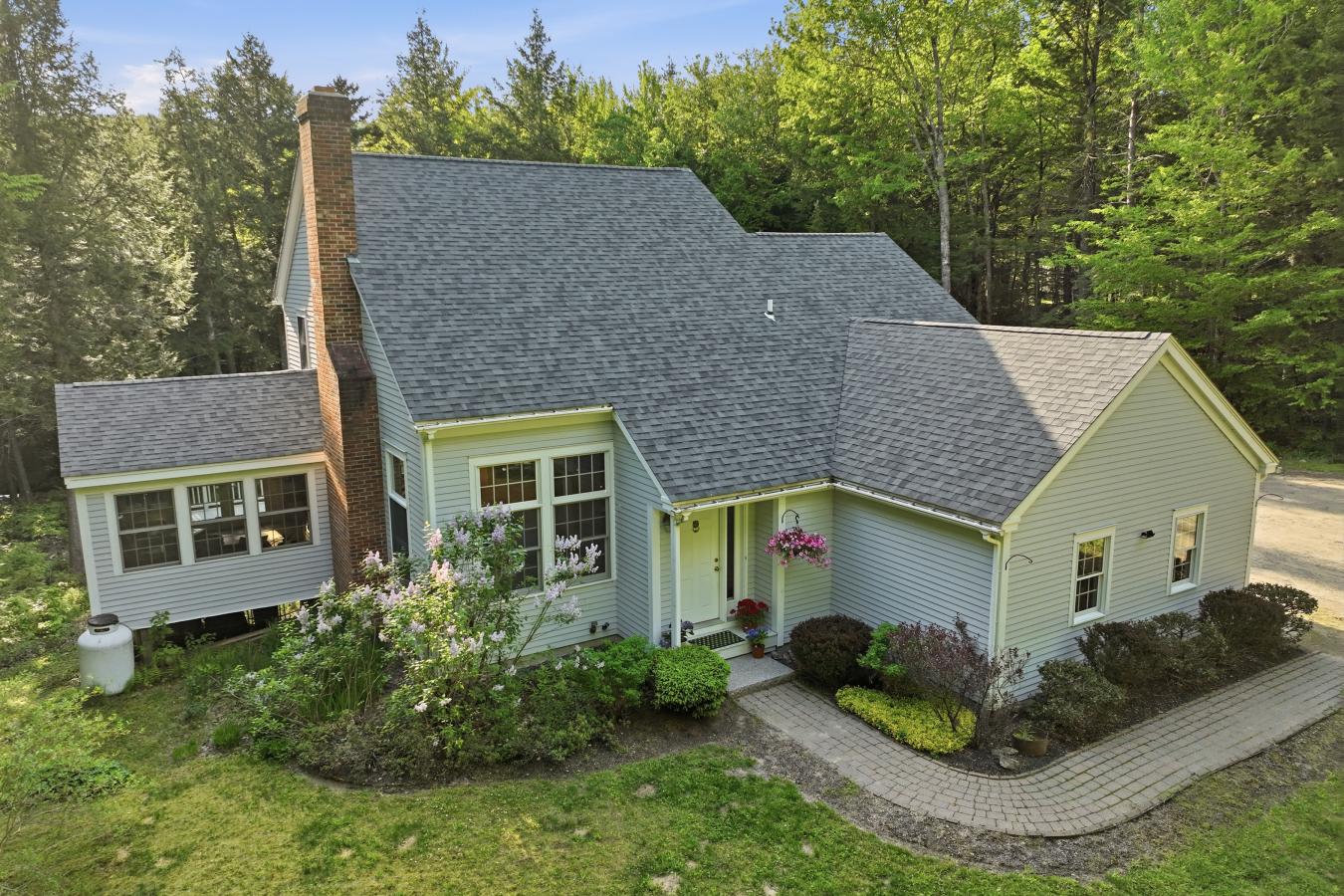 Tucked away in a quiet neighborhood just minutes from the crystal-clea – image 1