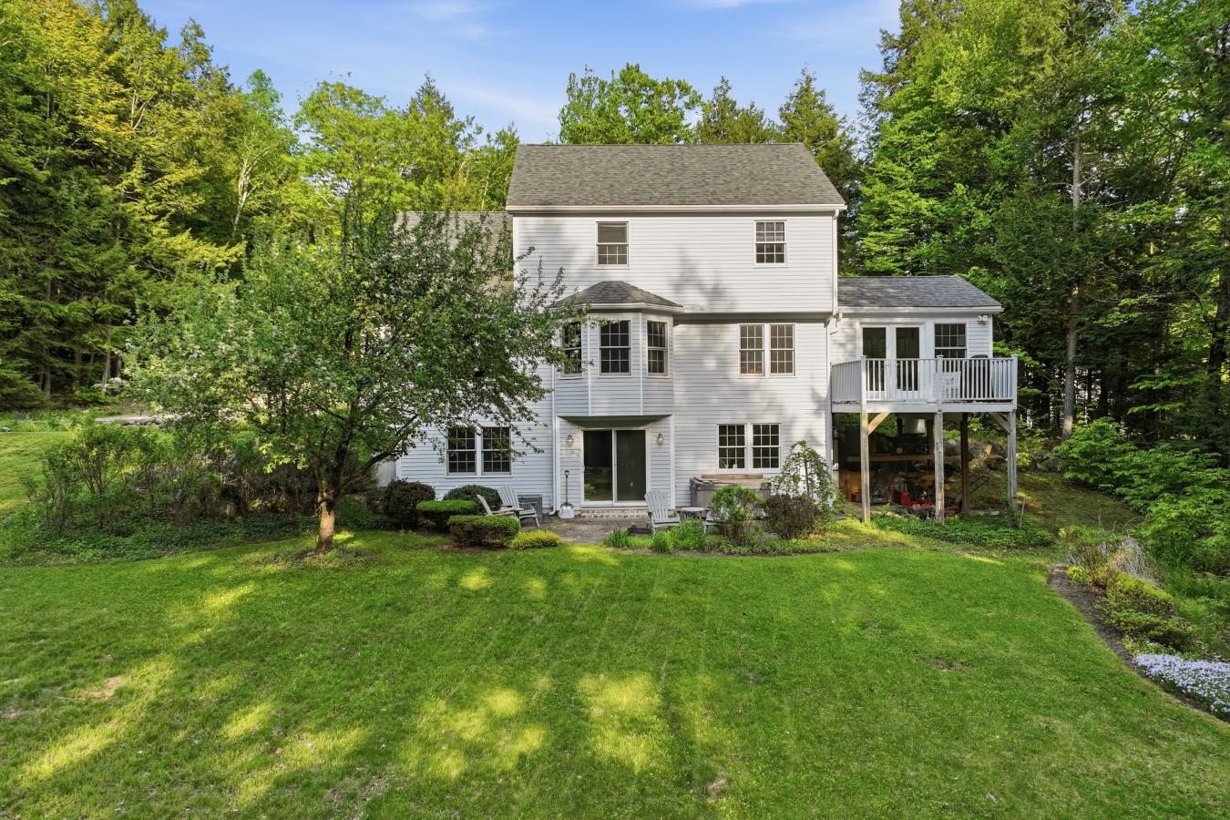 Tucked away in a quiet neighborhood just minutes from the crystal-clea – image 3