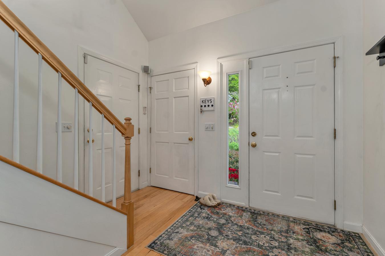 Tucked away in a quiet neighborhood just minutes from the crystal-clea – image 6