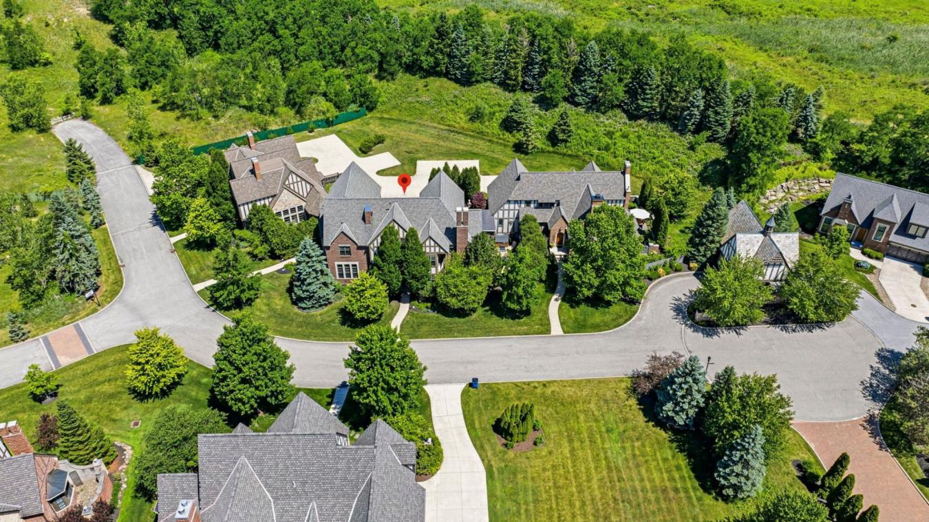 Across from Kirtland Country Club, this custom-curated residence bring – image 3
