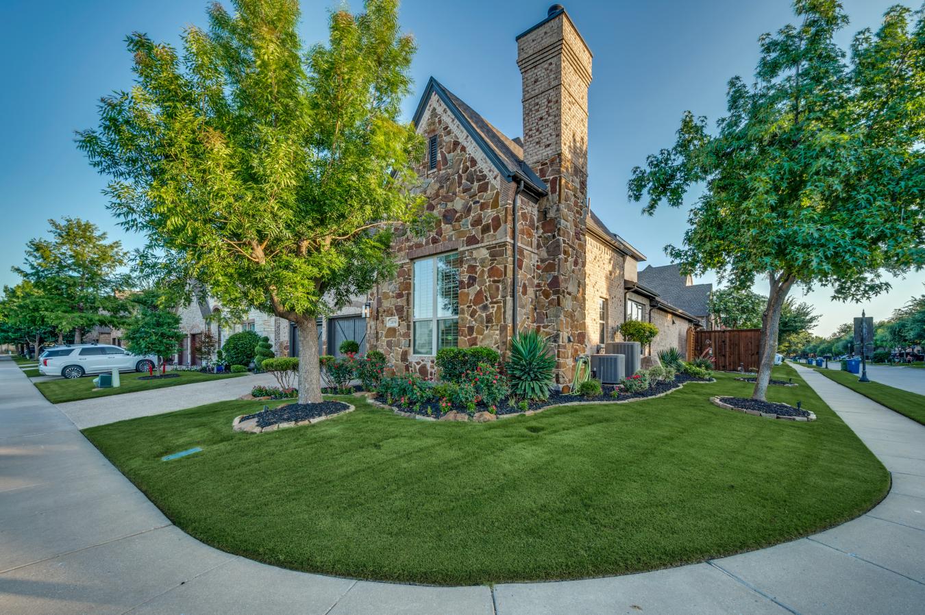 Welcome to 3104 Stonefield, where luxury living meets an unmatched lif – image 2