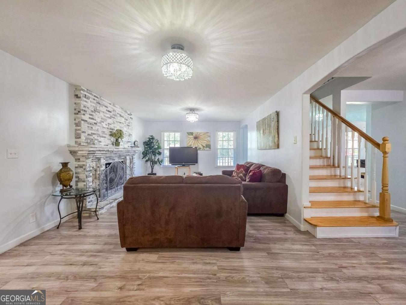 Stunning Renovated Move-In Home in the Highly Sought-After Brookwood S – image 11