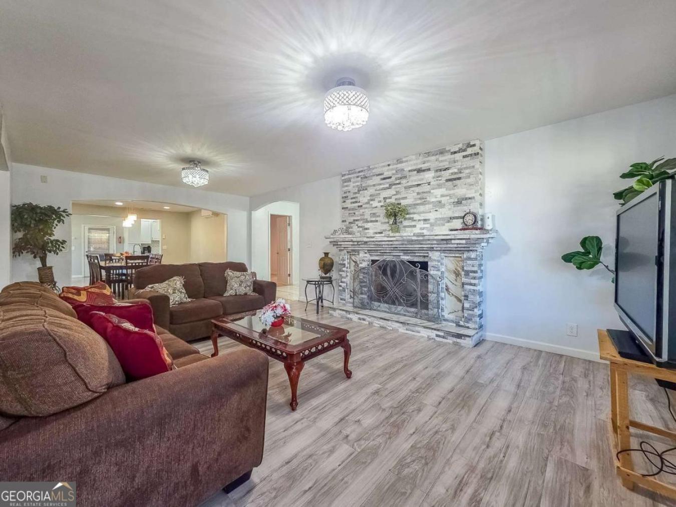 Stunning Renovated Move-In Home in the Highly Sought-After Brookwood S – image 9