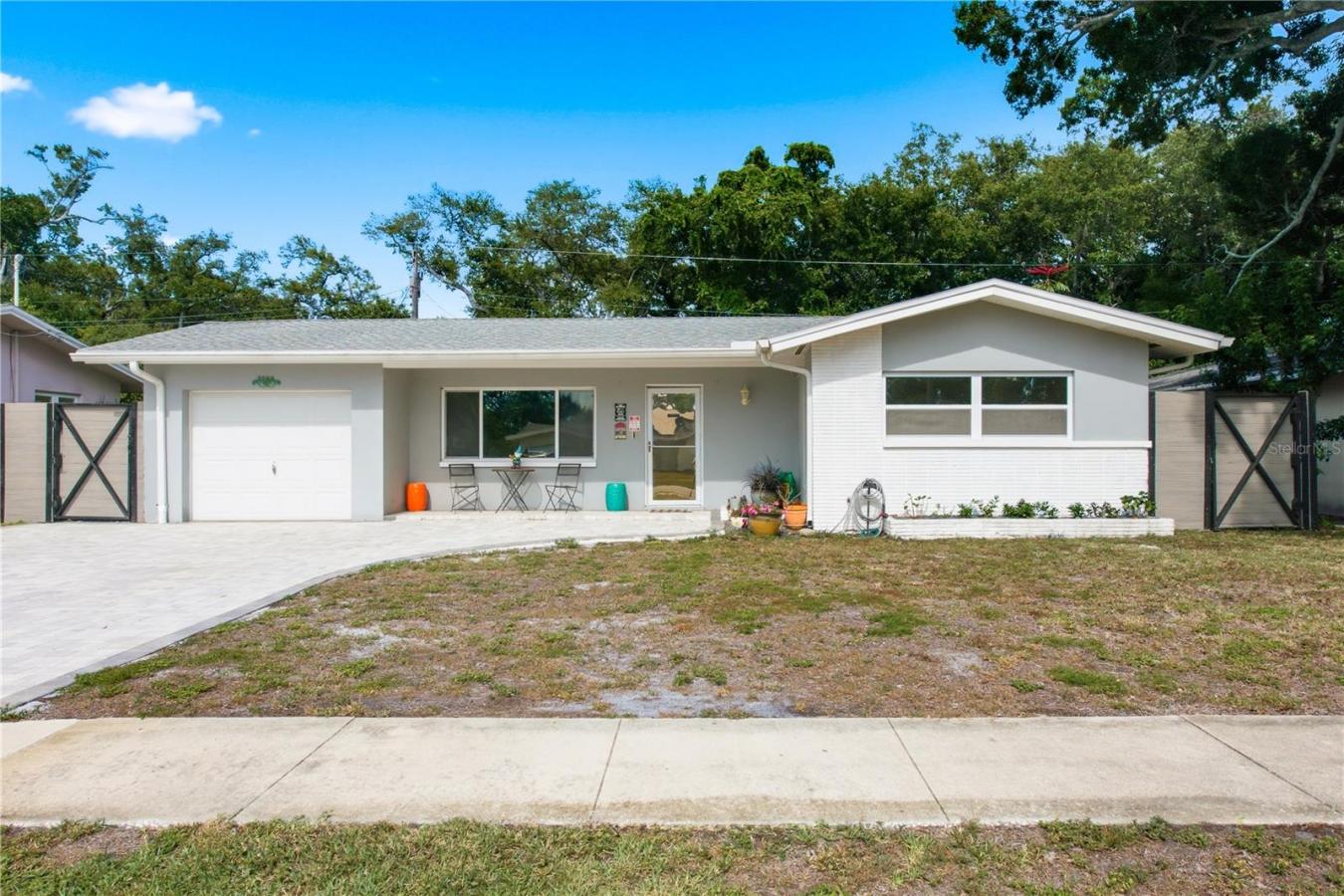 Welcome to 1144 Woodbrook Drive, a beautifully renovated 3-bedroom, 2- – image 1