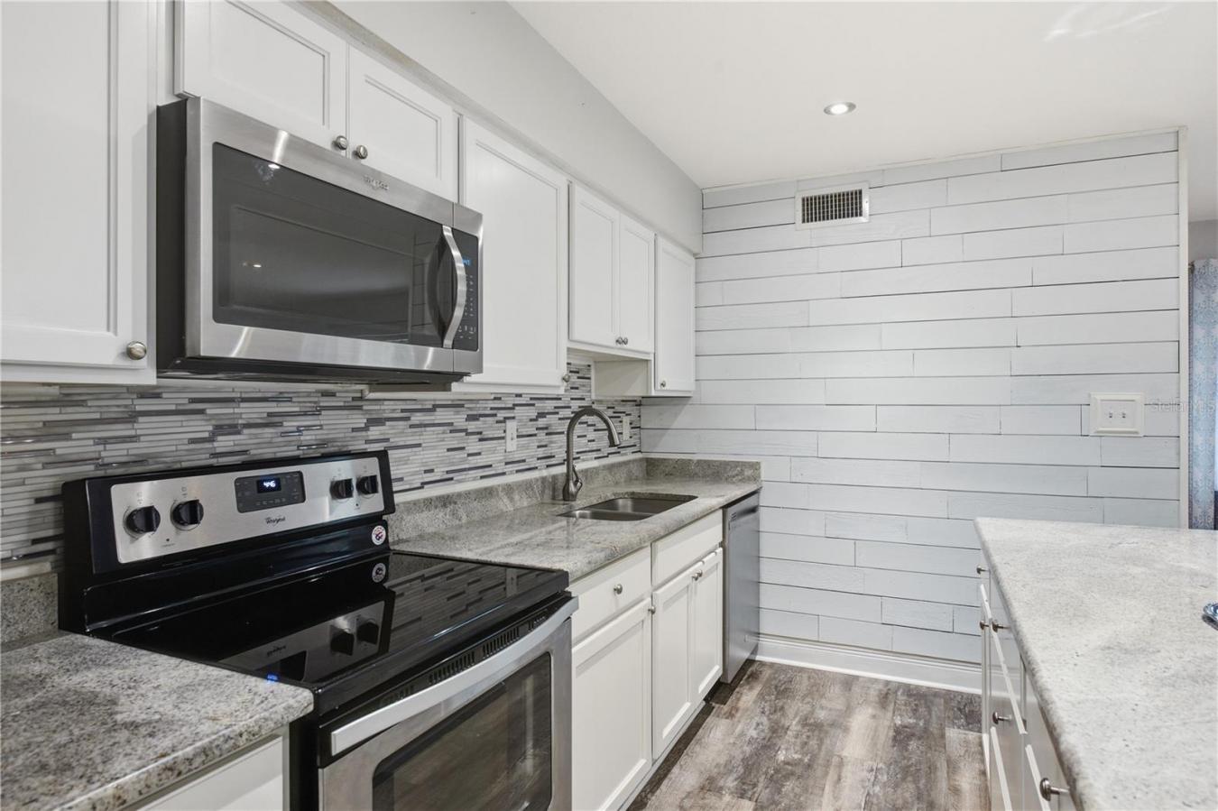 Welcome to 1144 Woodbrook Drive, a beautifully renovated 3-bedroom, 2- – image 12