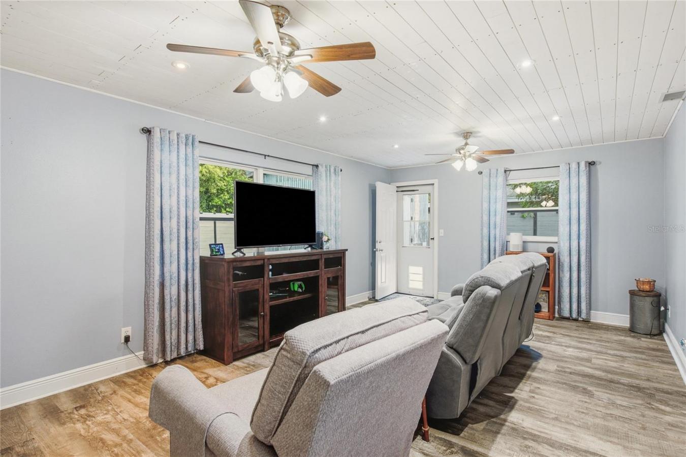 Welcome to 1144 Woodbrook Drive, a beautifully renovated 3-bedroom, 2- – image 13