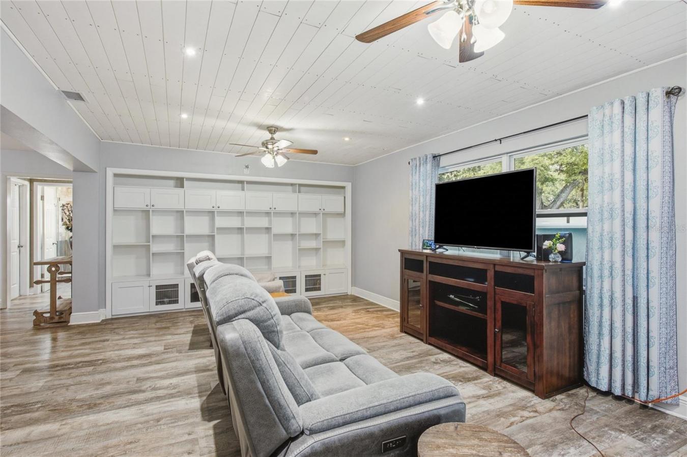Welcome to 1144 Woodbrook Drive, a beautifully renovated 3-bedroom, 2- – image 14