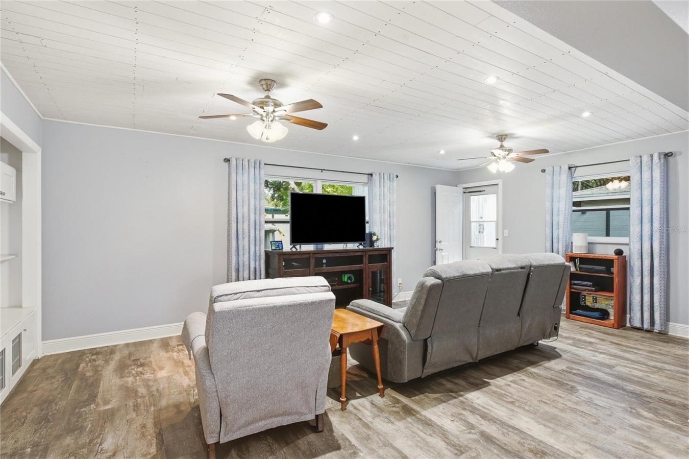 Welcome to 1144 Woodbrook Drive, a beautifully renovated 3-bedroom, 2- – image 16