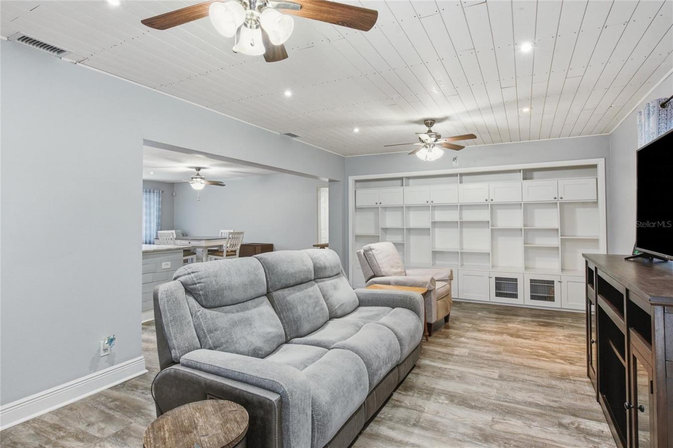Welcome to 1144 Woodbrook Drive, a beautifully renovated 3-bedroom, 2- – image 17