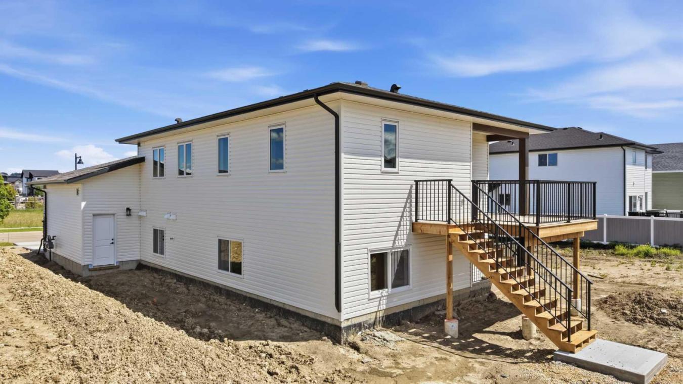 Start fresh in a brand new home by Ross Contracting, where quality cra – image 5