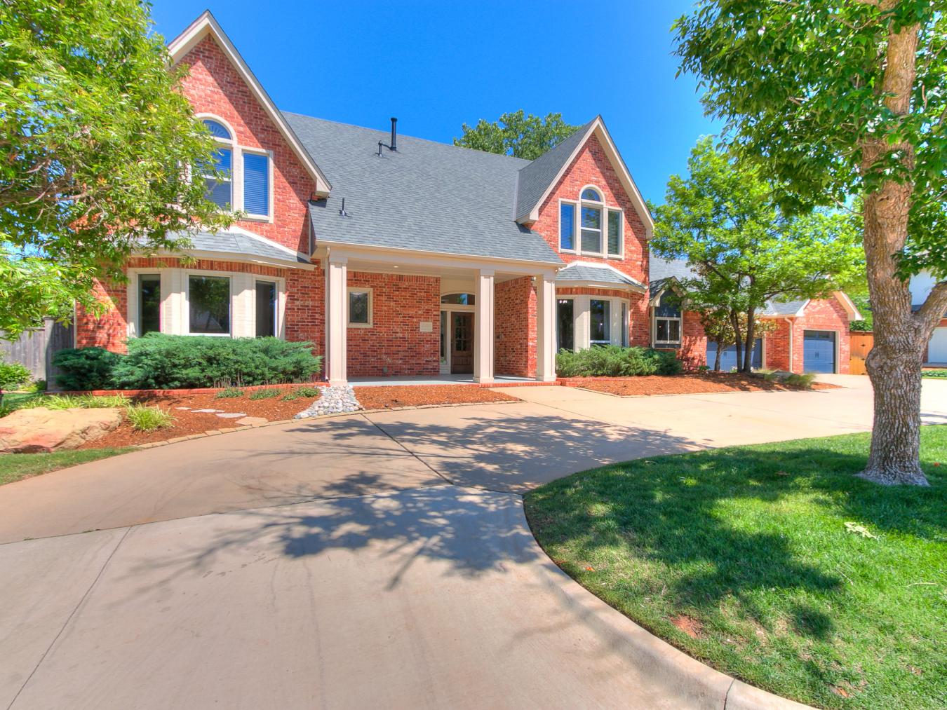 Nestled in the sought-after Blue Stem Lake Addition, this stunning cus – image 1