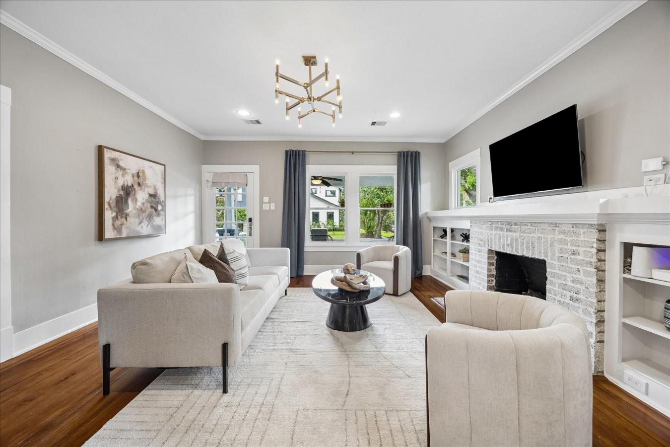 Timeless 1920s Charm in this Beautifully Updated Bungalow on a Fully F – image 10