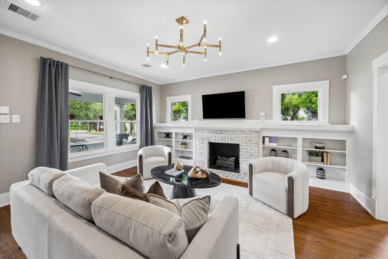 Timeless 1920s Charm in this Beautifully Updated Bungalow on a Fully F – image 9
