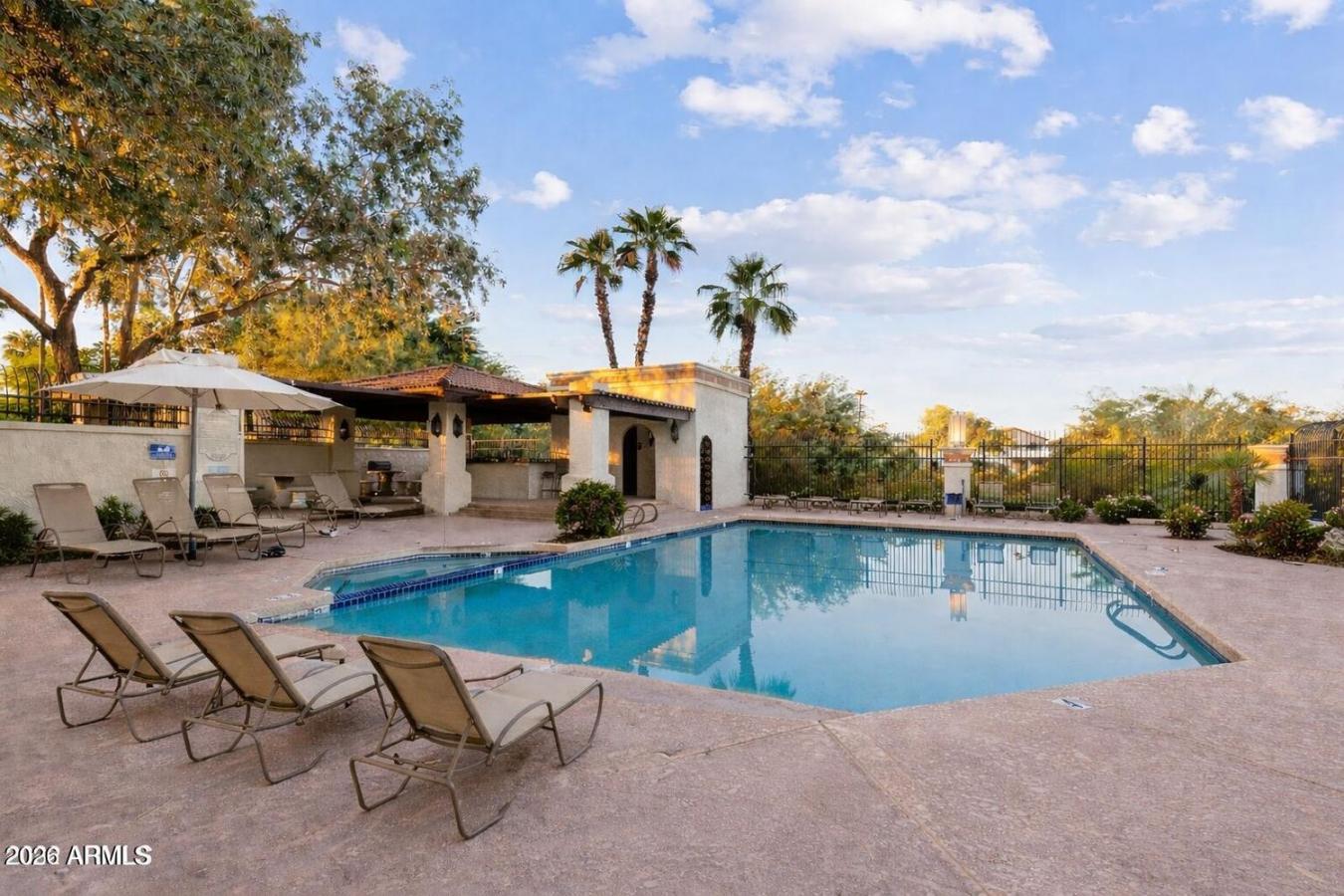 Tucked into the heart of the Ahwatukee Foothills, this charming end-un – image 1