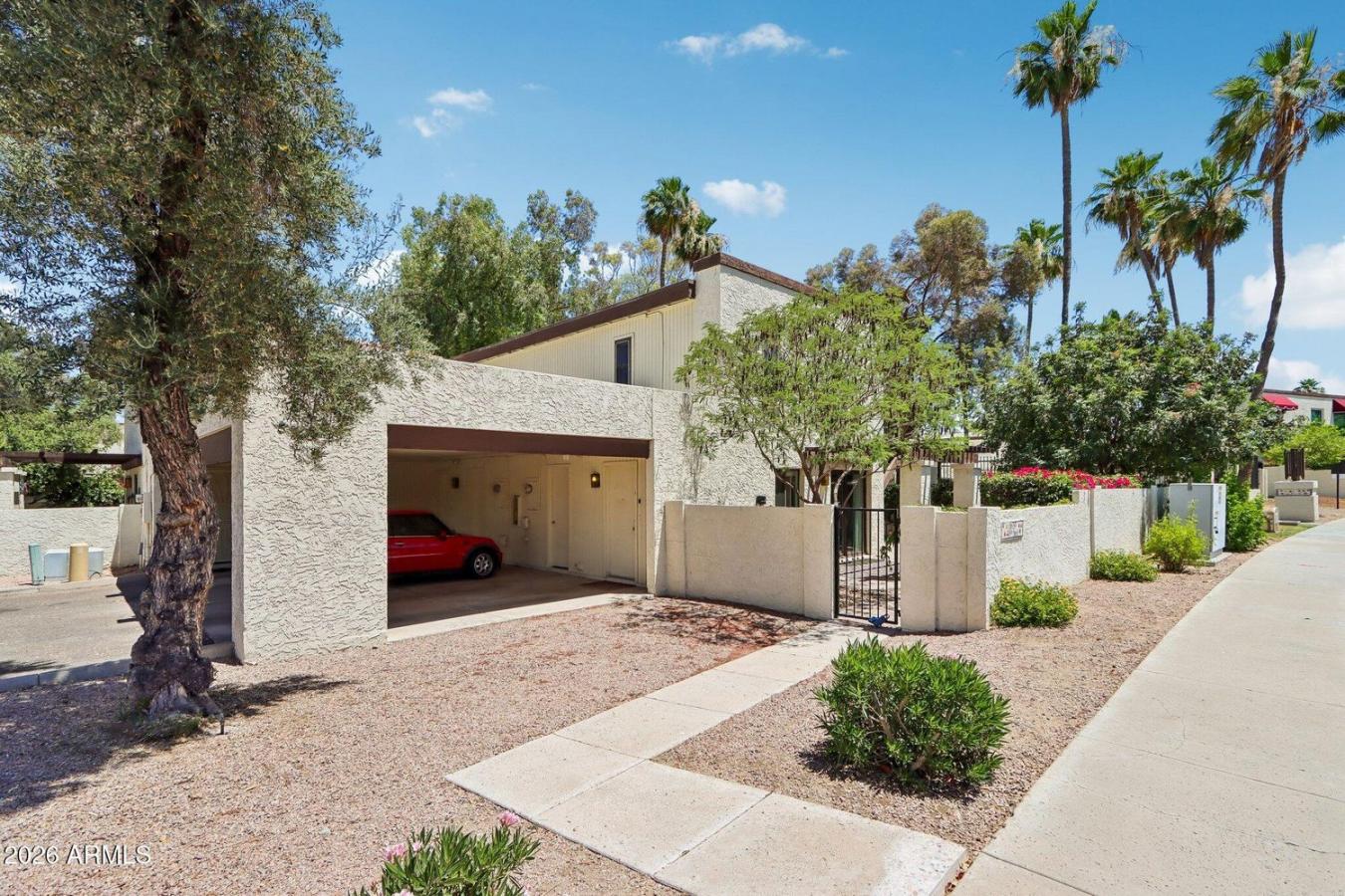 Tucked into the heart of the Ahwatukee Foothills, this charming end-un – image 2