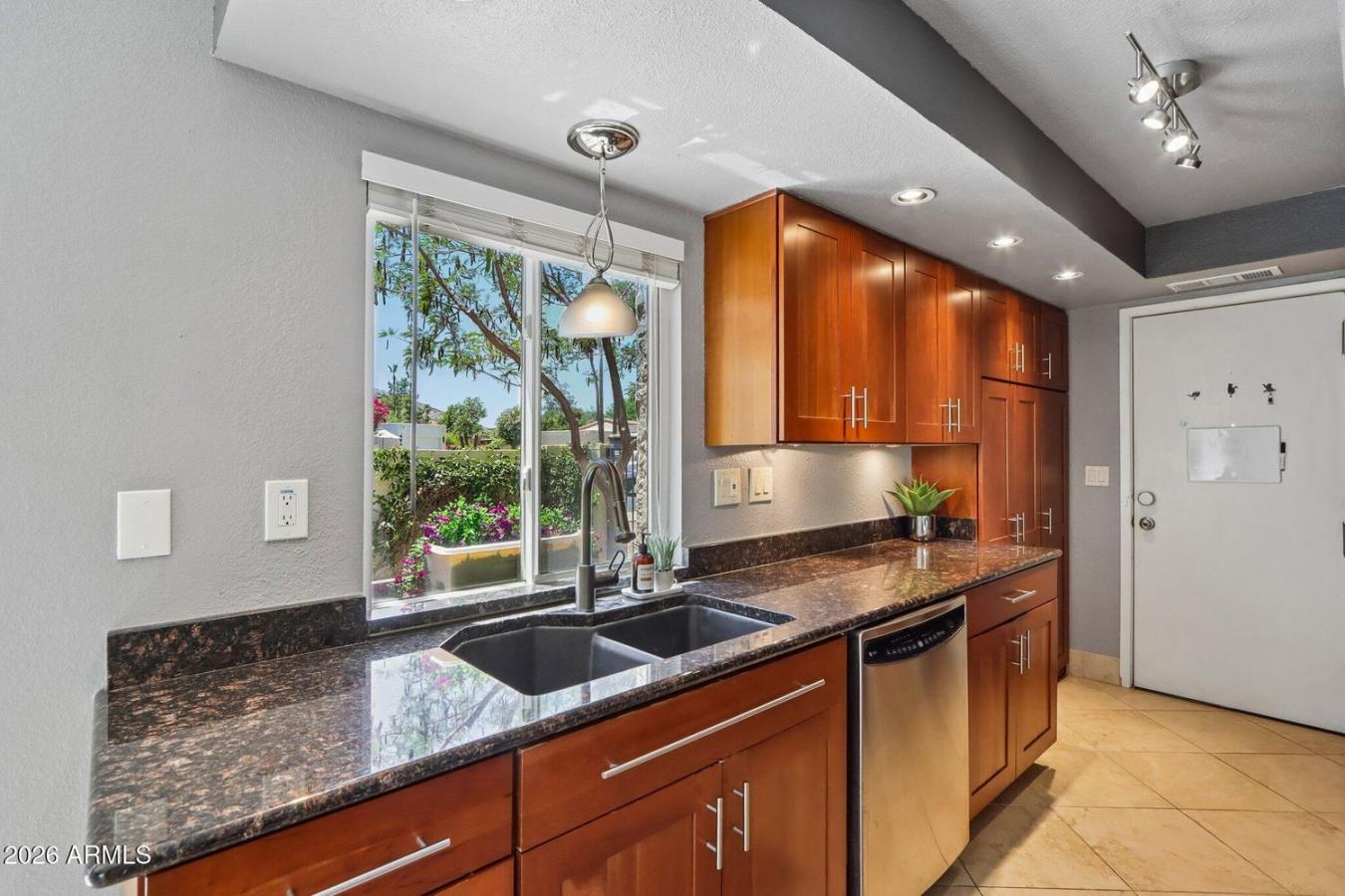 Tucked into the heart of the Ahwatukee Foothills, this charming end-un – image 4