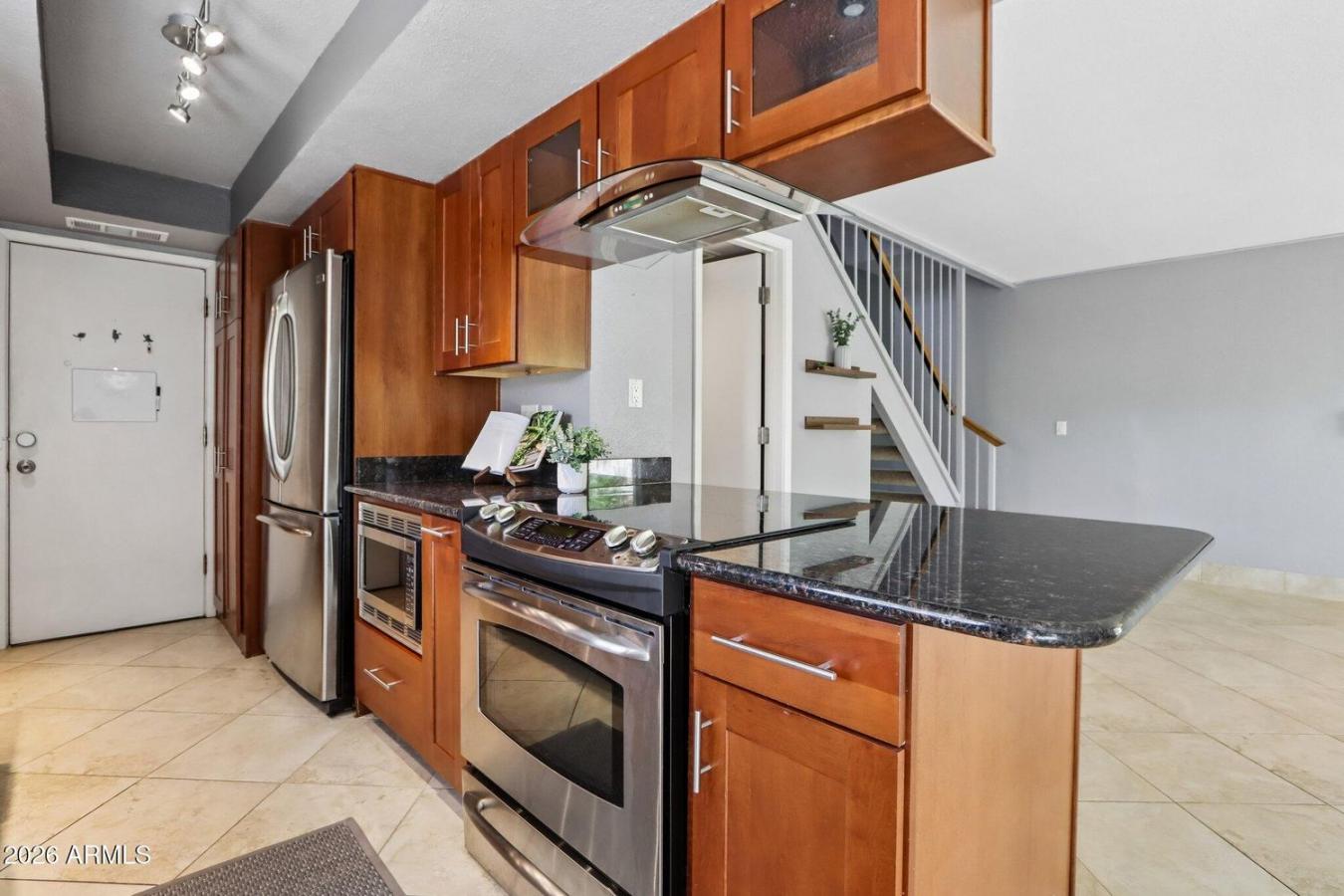 Tucked into the heart of the Ahwatukee Foothills, this charming end-un – image 5