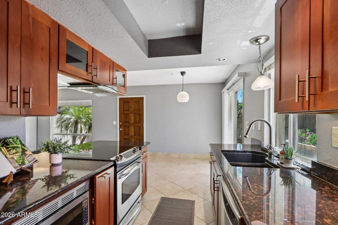 Tucked into the heart of the Ahwatukee Foothills, this charming end-un – image 6