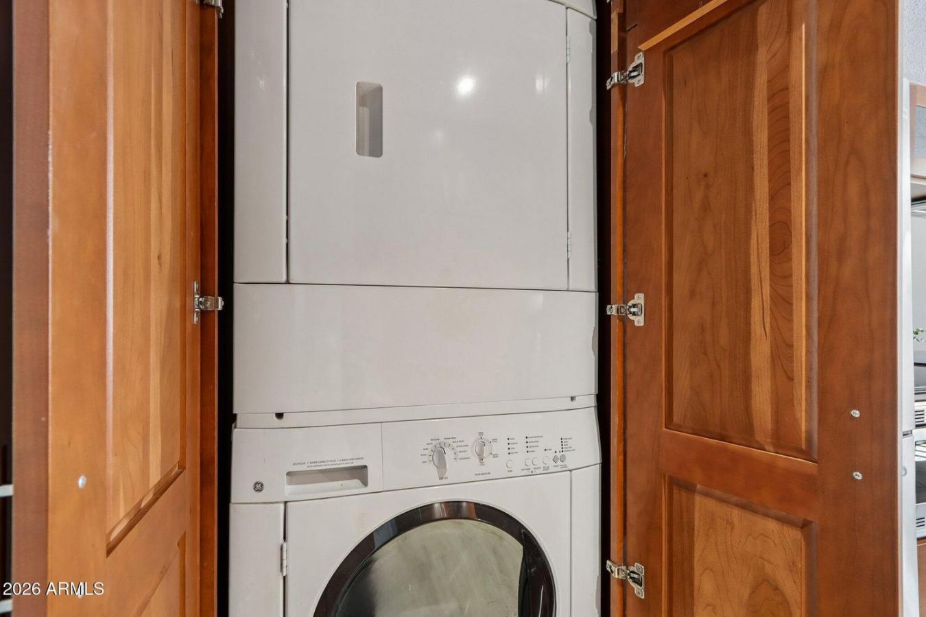 Tucked into the heart of the Ahwatukee Foothills, this charming end-un – image 13