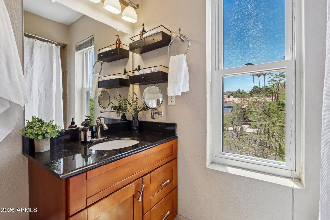 Tucked into the heart of the Ahwatukee Foothills, this charming end-un – image 18