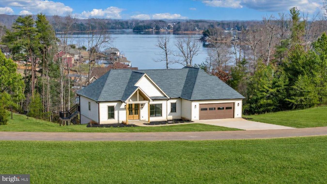 639 Compass Cove, Moneta, FRANKLIN, 24121, United States, 5 Bedrooms Bedrooms, ,4 BathroomsBathrooms,Residential,For Sale,639 Compass Cove,922905