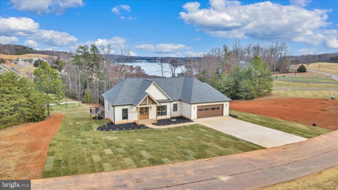 639 Compass Cove, Moneta, FRANKLIN, 24121, United States, 5 Bedrooms Bedrooms, ,4 BathroomsBathrooms,Residential,For Sale,639 Compass Cove,922905