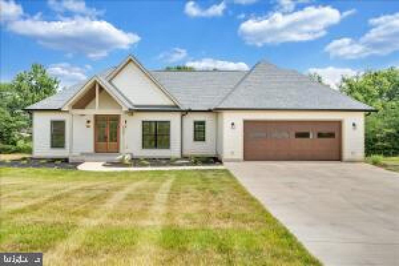 639 Compass Cove, Moneta, FRANKLIN, 24121, United States, 5 Bedrooms Bedrooms, ,4 BathroomsBathrooms,Residential,For Sale,639 Compass Cove,922905