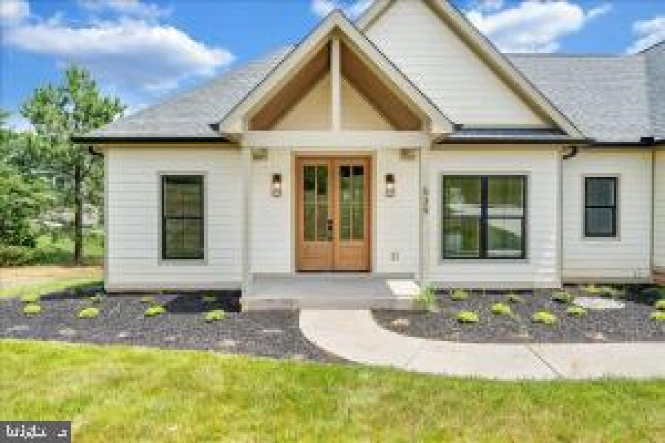 639 Compass Cove, Moneta, FRANKLIN, 24121, United States, 5 Bedrooms Bedrooms, ,4 BathroomsBathrooms,Residential,For Sale,639 Compass Cove,922905