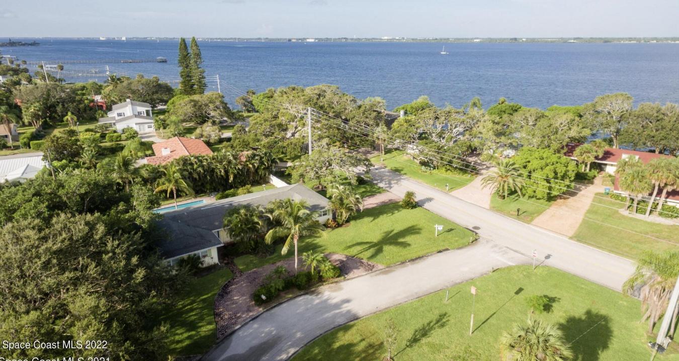 Spacious Melbourne Beach home for lease. This lovely property offers j – image 1