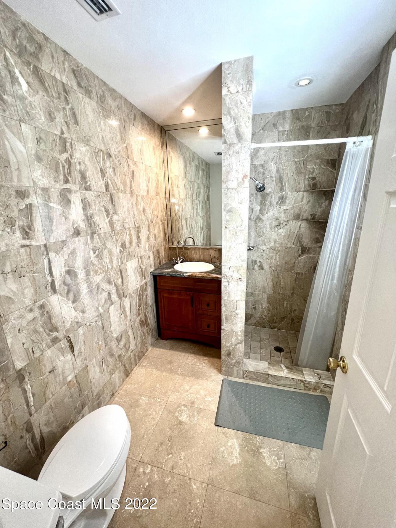 Spacious Melbourne Beach home for lease. This lovely property offers j – image 14