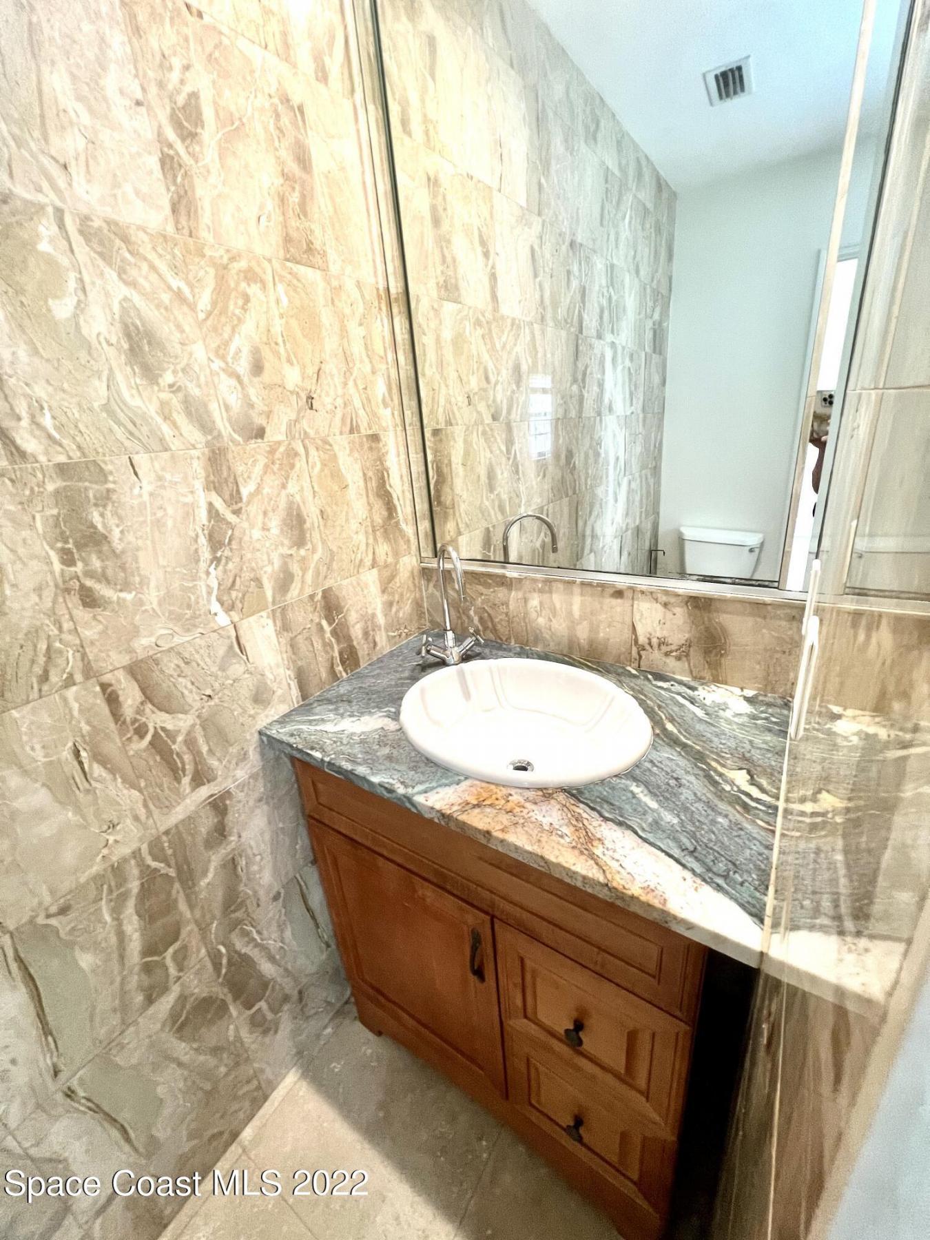 Spacious Melbourne Beach home for lease. This lovely property offers j – image 15