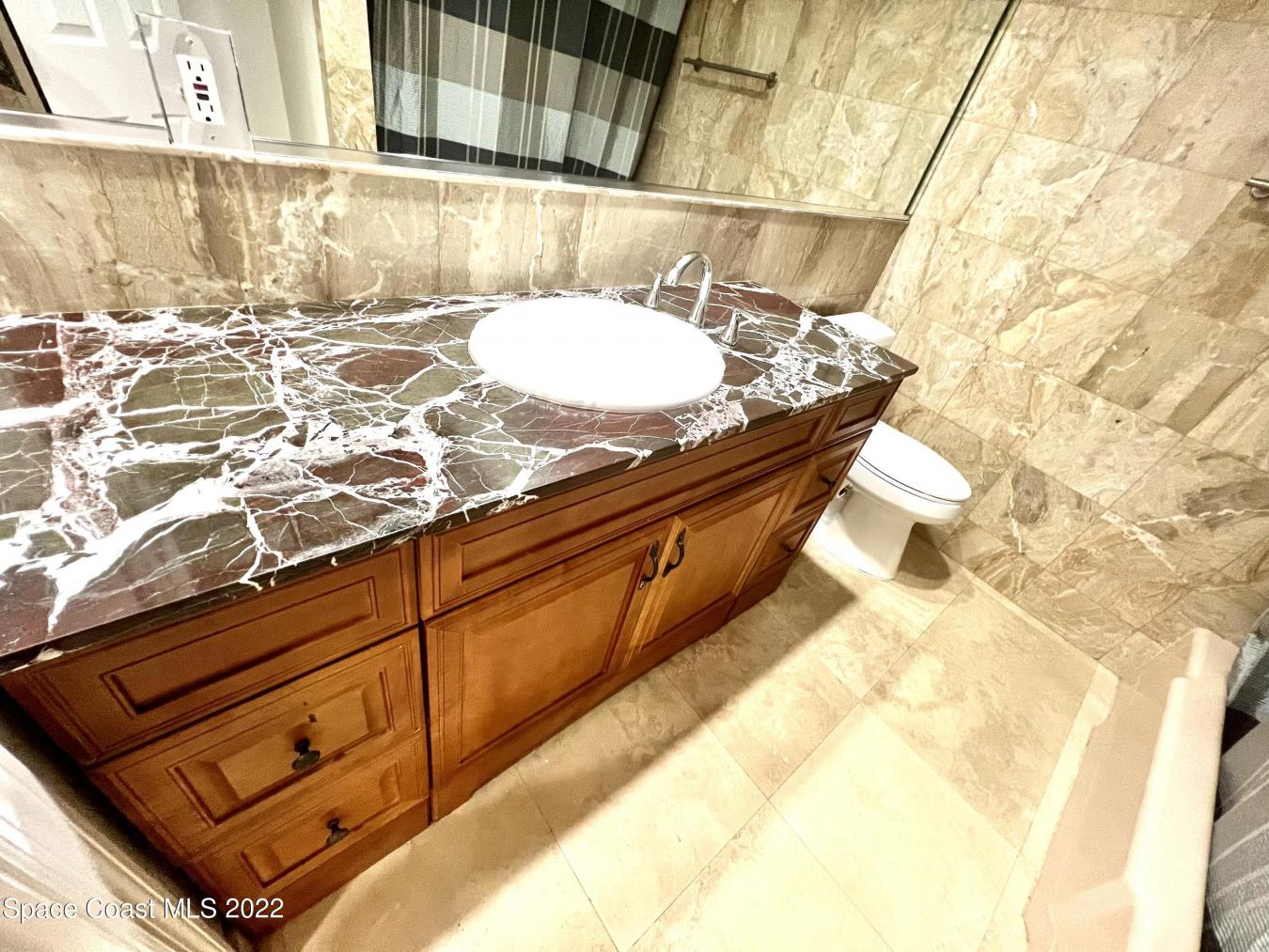 Spacious Melbourne Beach home for lease. This lovely property offers j – image 17
