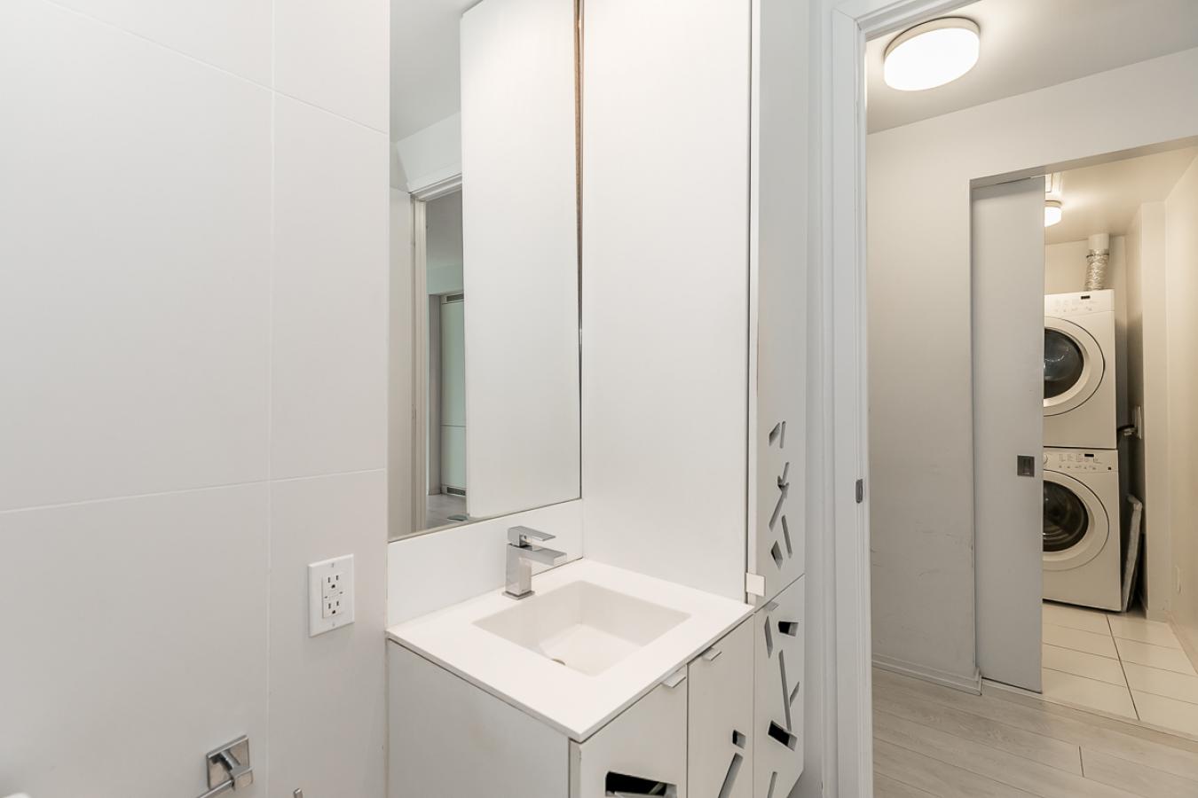 125 Peter Street, Toronto, ON, M5V 2G9, Canada, 1 Bedroom Bedrooms, ,1 BathroomBathrooms,Residential,For Sale,125 Peter Street,1230350