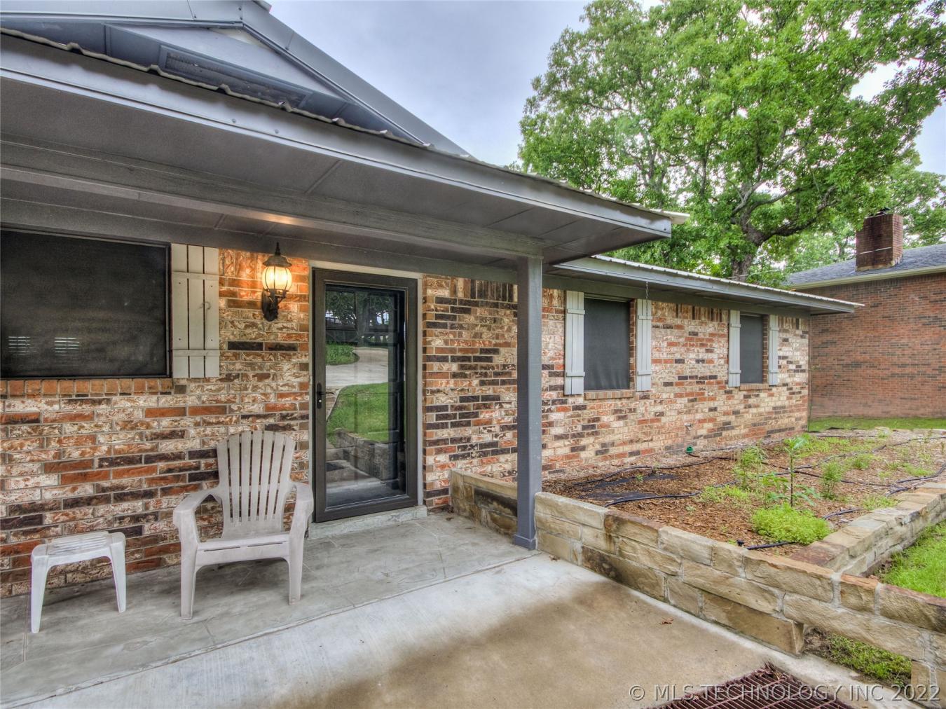 Exceptional waterfront home!! Home has been updated &amp; in fanta – image 2